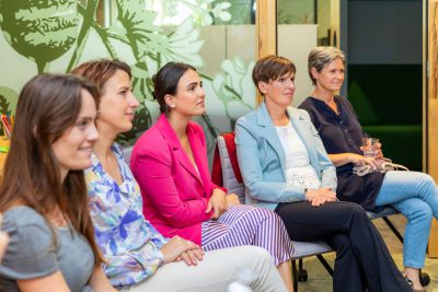 Licht,-versammelte-gruppe-vrouwen-bij-conferentie,zakelijke-bijeenkomst,ontwikkeling-van-vrouwen,netwerken,innovatieve-ideeën,en,diversiteit,licht,groen-hout-wand,meerderheid-verschillende-leeftijd-en-mode-stijl,focus,betrokkenheid,professional,concentratie,vergadering,training,strategie,gesprek,netwerken,inhoud,gemeenschappelijk-doel,team-work,presteren,vernietigen,verbinding,netwerk,werken,energie,doel,concept,tennis,lichting,amsterdam,proces,werken,zaak,foto,collectief,adviseren,belangen,stimuleren,coaching,training,ontwikkeling,team,bedrijf,thuis,werkplek,persoonlijke,vaardigheden,performance,interactie,workshop,beleefdheid,advies,kennis,idee,concept,idee,chanting,organisatie,img-2594,https://www.ditislicht.nl.