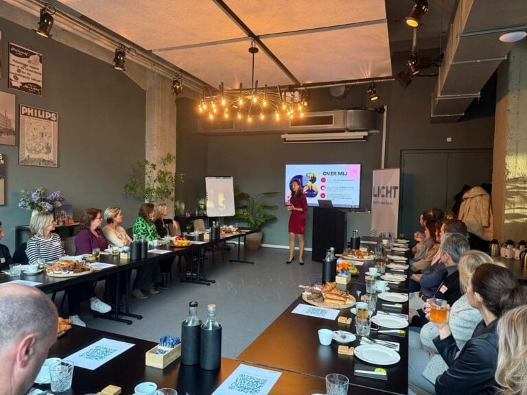 Innovatieve koepelstudio met moderne verlichting en professionele setting voor zakelijke presentaties in een stijlvol interieur met planten en ijdelheid decor.