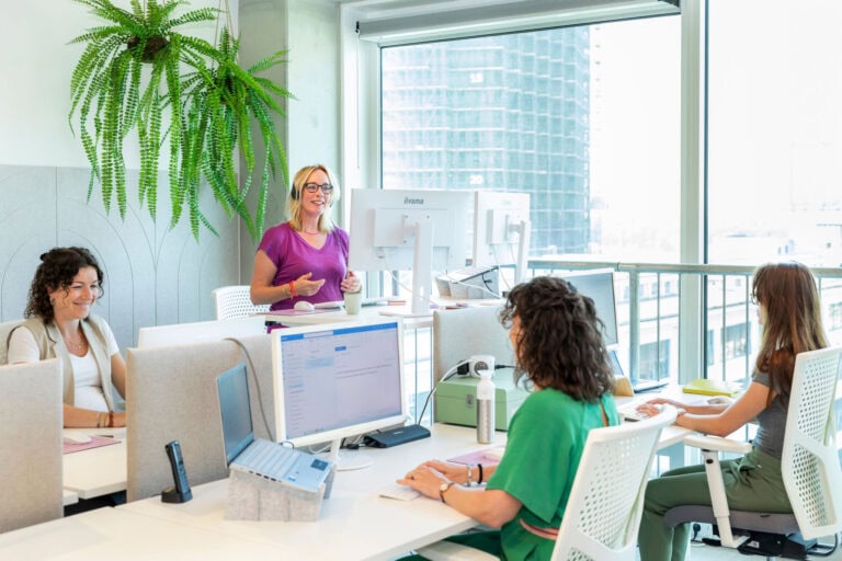 Ifechtk-lampen-drieio-licht-interieur-werkplek-bureau-optimaal-verlichting-b arbeiders-op-kantoor-aan-venster-achtergrond-bewoning enwerkplek-inrichting-gezellige-kantooromgeving-relevantie.
