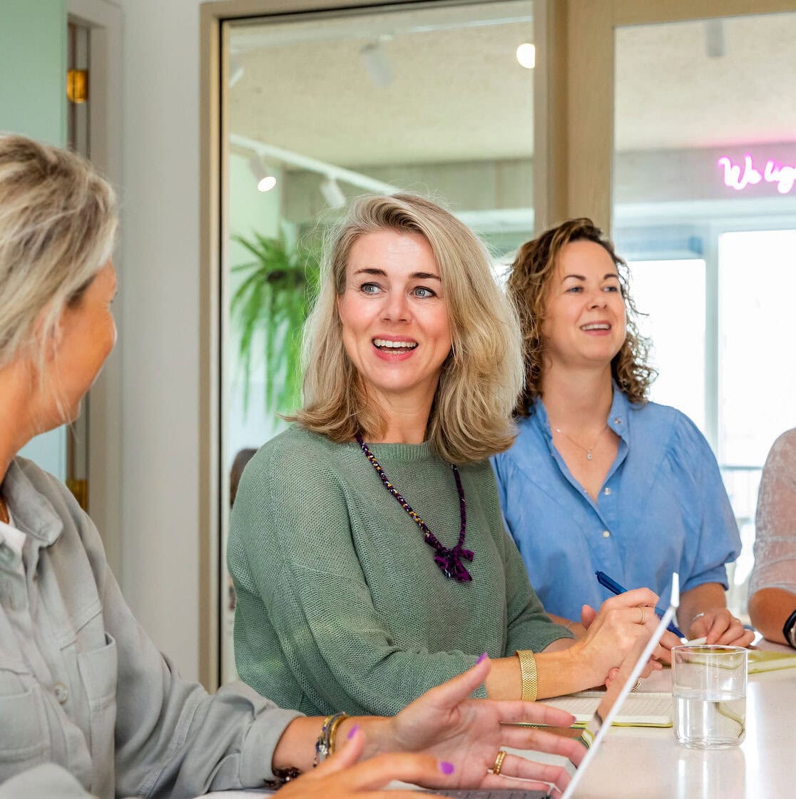 Licht, vrouwenkollege, discussie, vergadering, gezellige werksfeer, moderne kantooromgeving, samenwerking, teamgeest, zakelijke bijeenkomst, professionele uitstraling, natuurlicht, informele werkomgeving, teamwork in kantoor, vrouwelijke collega, communicatie, vrouw met tablet, moderne werkplek, Glass walls, moderne interieurdesign, creatieve werkomgeving, professionals, vrouw met vriendschappelijke uitstraling.