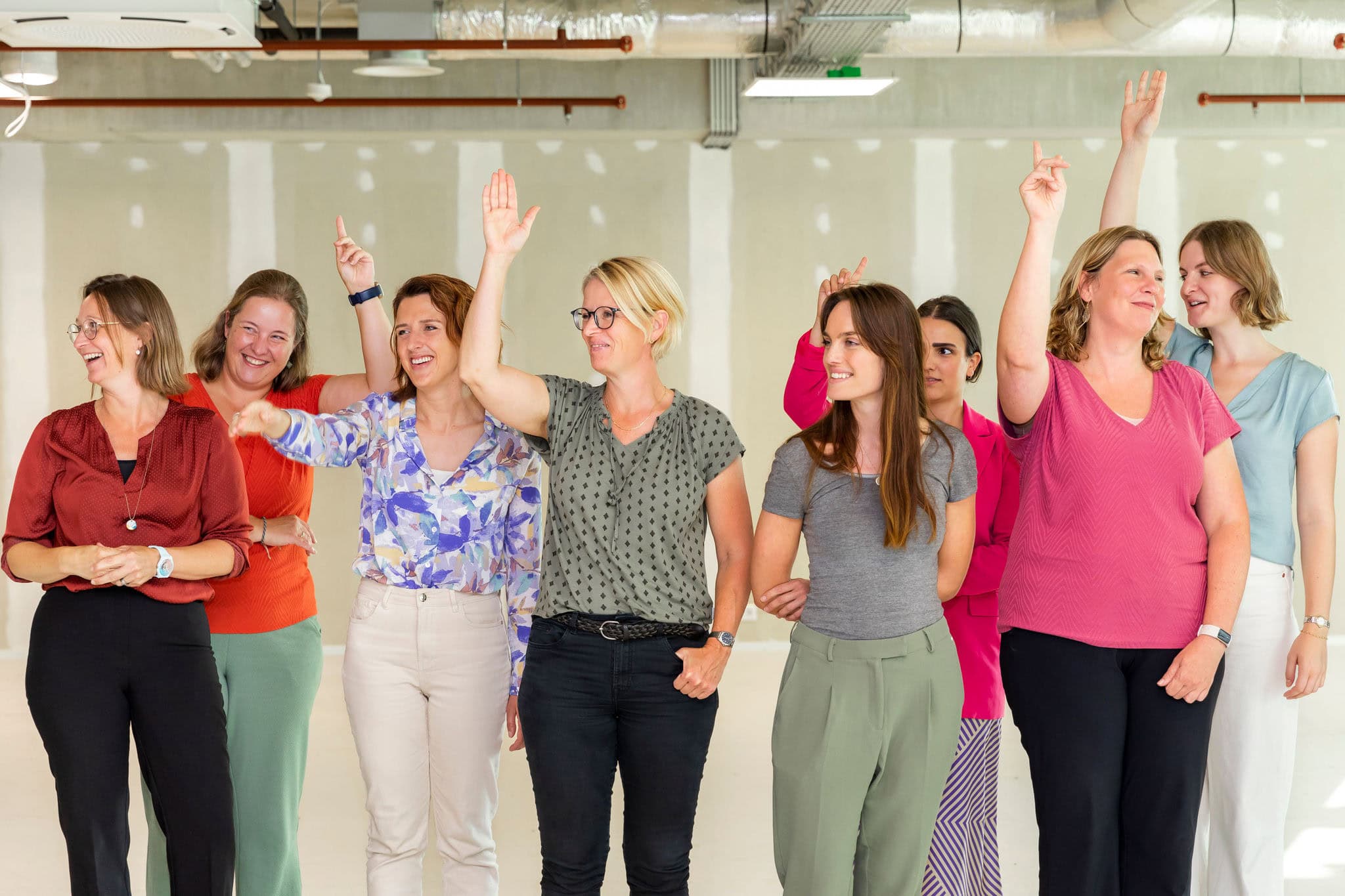 Licht, vrouwen, teamwork, plezier, moderne kantoorruimte, samen, innovatie, positieve energie, samenwerking, vrije tijd, lichtinval, ditislicht, nieuwe werkomgeving, creatieve sfeer, groepsfoto, inspirerend werken, licht en ruimte, professionele verbinding.