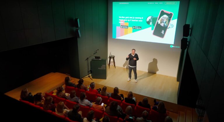 Fotograafrijp, presentatie in Van Abe Museum voor een publiek met e-learning en digitale marketing sfeer, mensen luisteren aandachtig tijdens conferentie, informatieve sessie, zakelijke bijeenkomst, technologie en innovatie in beeld.