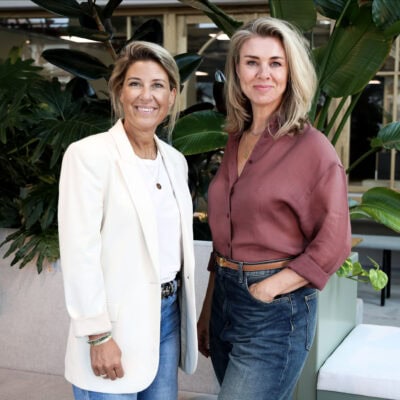 Lichtt, licht, moderne verlichting, interieur design, duo vrouwen in kantoor, natuurlijke omgeving, plantdecor, professionele sfeer, vrouwen zakendoen, groene kantoorruimte.
