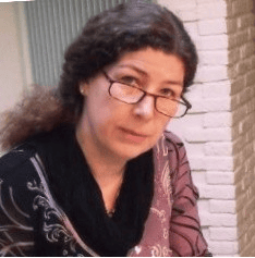 Klantgerichte vrouw met brillen en donker haar, zittend in een moderne omgeving, passend bij LICHT branding en creatieve communicatie.