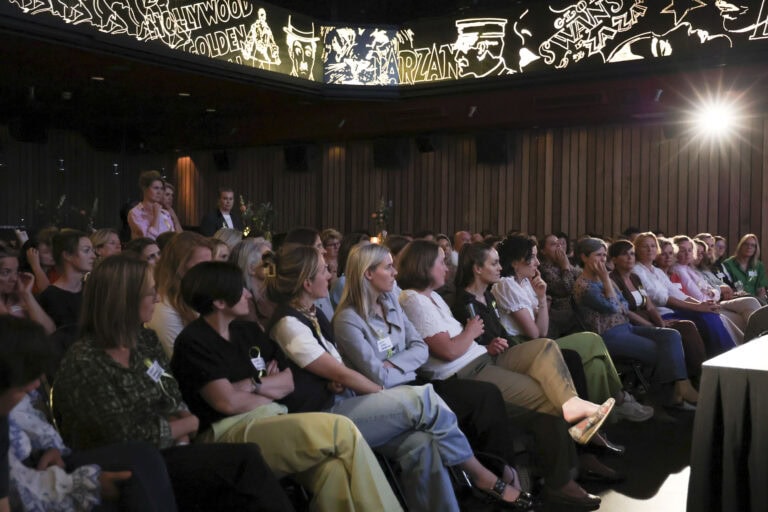 Licht, vrouwen, congres, zaal, presentatie, attent, professioneel, inspiratie, vrouwennetwerk, zakelijke bijeenkomst, educatie, netwerken, moderne ambiance, conferentie, evenement, publiek, betrokken, conference, vrouwelijke leiders, teamwork, creatieve omgeving.