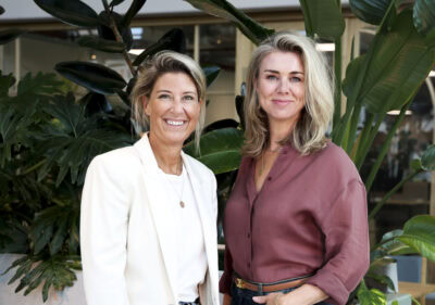 Stefanie Kollen en Maartje van Mackelenburg in een moderne, groene omgeving, passend bij interieur- en lifestylefoto's voor inspiratie en professionele settings.