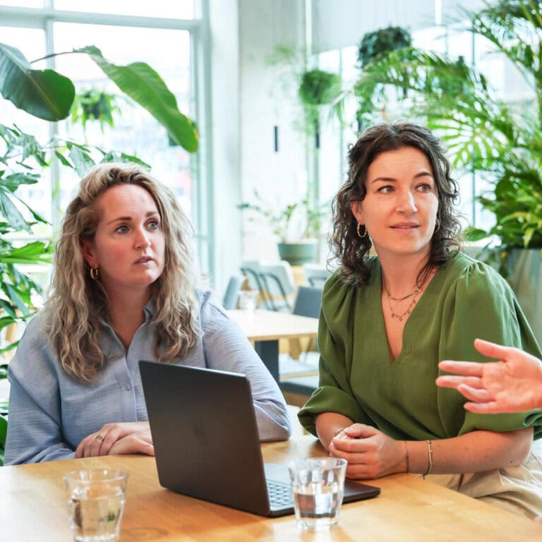 Lichte vergaderzaal met groene planten en natuurlijke lichtinval, perfect voor creatieve en productieve zakelijke besprekingen.