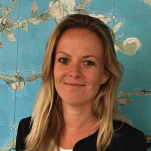 Sfeervolle vrouw met blonde haar voor een artistieke achtergrond die de creatieve en luminieuze sfeer van LICHT weerspiegelt.