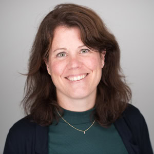 Heldere portretfoto van een lachende vrouw met bruin haar, geschikt voor porträtt en zakelijke toepassingen.