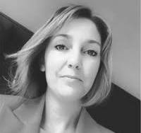 Zwart-wit portretfoto van een vrouw met korte haarstijl, professionele uitstraling en zelfverzekerde blik, geschikt voor zakelijk gebruik of persoonlijke branding.