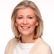 Heldere, glimlachende vrouw met natuurlijke uitstraling, witte achtergrond, geschikt voor professionele en gezondheidsgerelateerde content.