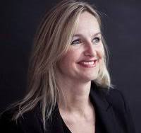 Blonde vrouw glimlacht in professionele close-up foto, litteken en natuurlijke uitstraling, ideaal voor zakelijke en persoonlijke branding.