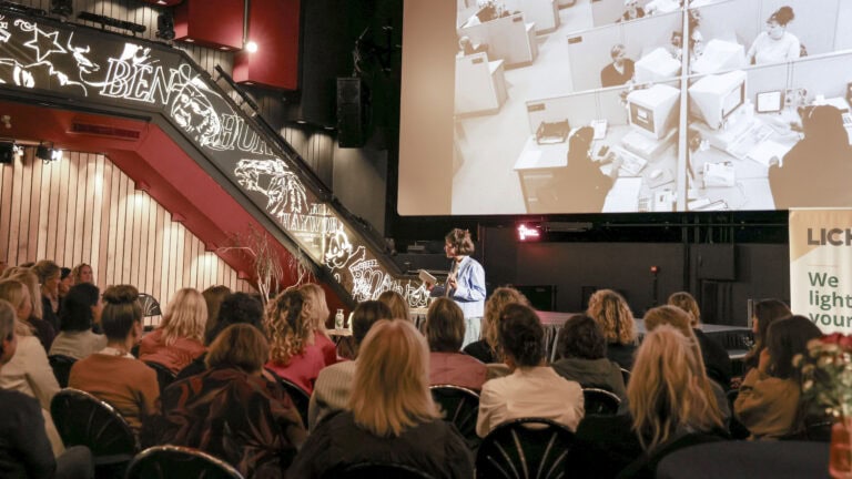 Lichtkunst en evenemententechniek op een presentatie of conferentie in een sfeer vol creativiteit en professionaliteit.